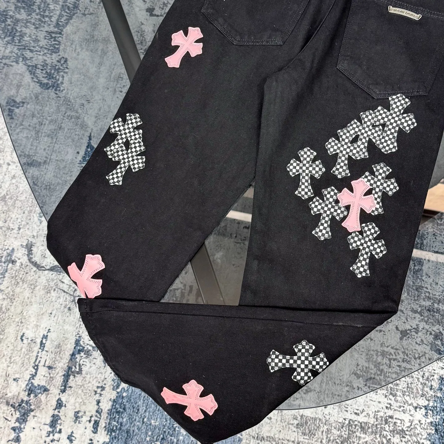 P280 Chrome Hearts ch Chrome Hearts Cherry Blossom Pink Checkerboard Cross Patch Leather Jeans, Original 5W+ It is well known that chromehearts jeans use vintage Levis jeans as the base for creation. They usually add their own unique silver buckles and silver ornaments, plus leather embellishments. This is the reason why the value of these vintage jeans doubles. Because the base is vintage jeans, the jeans themselves have been very soft and comfortable after years of baptism. This can be distinguished from ordinary jeans. Regarding the size, you should also refer to the pants data. Size: 28 30 32 34 (corresponds to S-XL) Size chart: 28 Waist 76 Pants length 104 Hips 102 30 Waist 80 Pants length 105 Hips 106 32 Waist 84 Pants length 106 Hips 110 34 Waist 88 Pants length 107 Hips 114